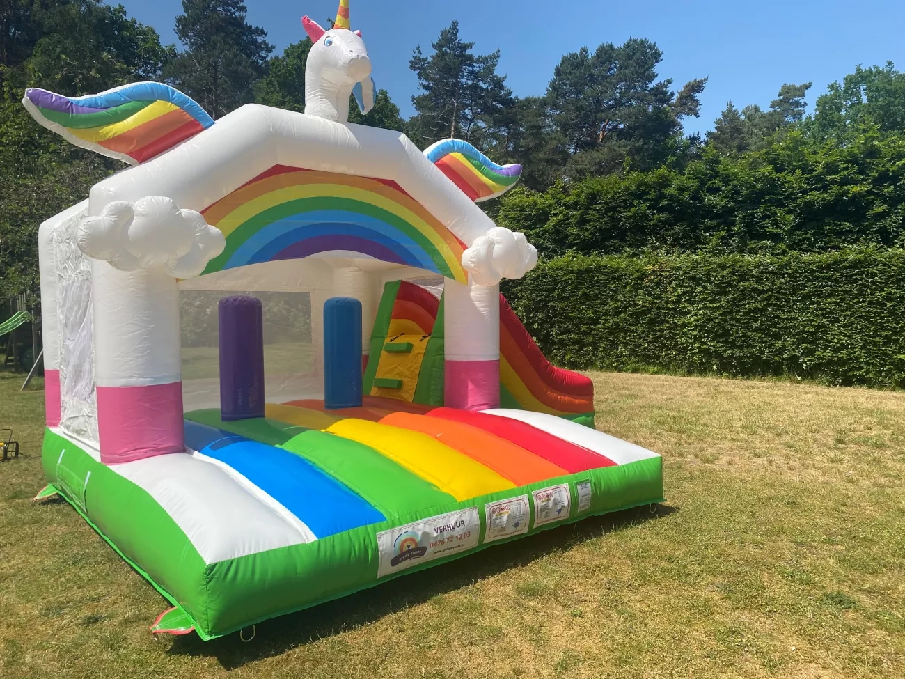 Spring Events: regenboog unicorn springkasteel