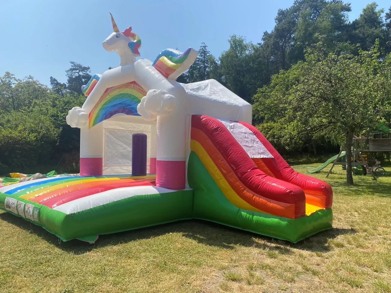 Spring Events: regenboog unicorn springkasteel